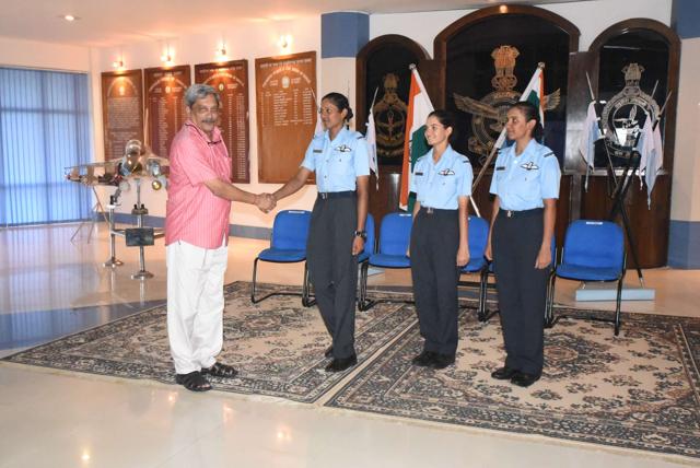 Defence minister Manohar Parrikar with women fighter pilots Avani Chaturvedi, Bhavana Kanth and Mohana Singh. (HT Photo)