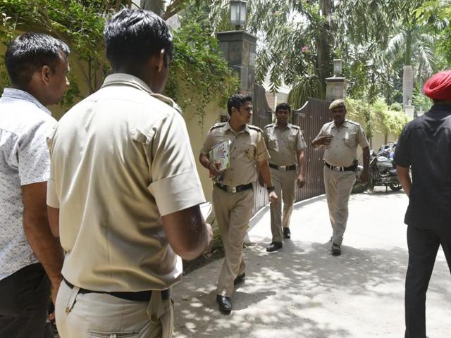 The Delhi Police on Friday arrested the alleged mastermind behind the robbery and murder of a businessman in the posh DLF farms in Chhatarpur in the early hours of Thursday. This is the sixth arrest in the case. (Hindustan Times) The Delhi Police on Friday arrested the alleged mastermind behind the robbery and murder of a businessman in the posh DLF farms in Chhatarpur in the early hours of Thursday. This is the sixth arrest in the case. (Hindustan Times)