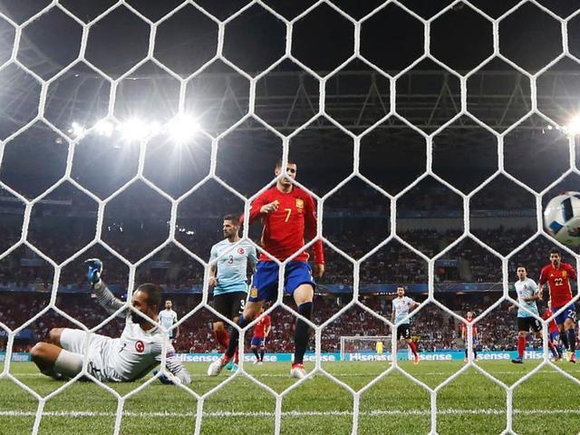 Spain's forward Alvaro Morata (C) scores the 3-0 against Turkey's goalkeeper Volkan Babacan. (AFP photo) Spain's forward Alvaro Morata (C) scores the 3-0 against Turkey's goalkeeper Volkan Babacan. (AFP photo)