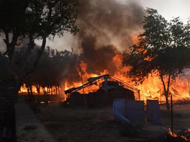 Former homes of Indian members of a sect burn following clashes with police during an eviction at the Jawahar Bagh park in Mathura on June 2, 2016.(AFP)