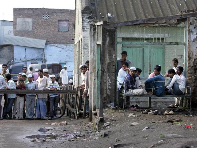 People throng near Hamidia Masjid at Bada Kabristan in 2006. (HT File Photo) People throng near Hamidia Masjid at Bada Kabristan in 2006. (HT File Photo)