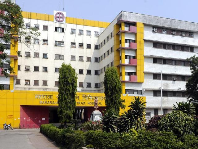 State-run Maharaja Yeshwantrao hospital in Indore has been in the news for the wrong reasons of late. Last month, a child died after being administered nitrous oxide instead of oxygen after a surgery.(HT File Photo)