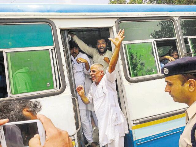 Police arresting the Jat leaders at Surewala Chowk in Hisar on Saturday.(HT Photo) Police arresting the Jat leaders at Surewala Chowk in Hisar on Saturday.(HT Photo)