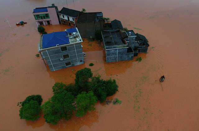 Residential buildings are flooded after heavy rainfall in Hengyang, Hunan Province, China, June 15, 2016. (REUTERS)