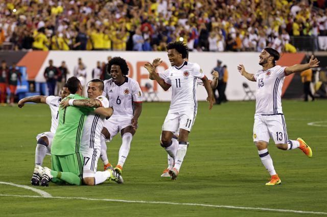 Colombia goalkeeper David Ospina (1) celebrates with teammates after defeating Peru in shoot out action. (AFP Photo)