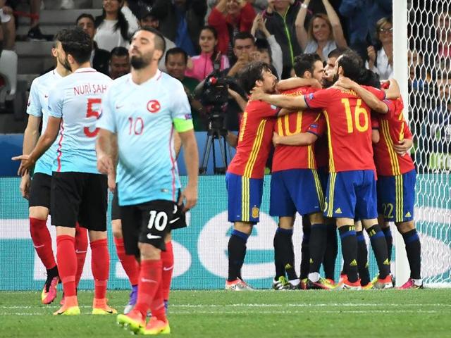 Turkey's players (L) react as Spain's players celebrate their third goal. (AFP photo) Turkey's players (L) react as Spain's players celebrate their third goal. (AFP photo)