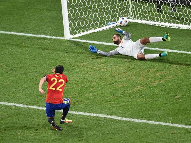 Spain's forward Nolito (L) scores the 2-0 against Turkey's goalkeeper Volkan Babacan. (AFP photo) Spain's forward Nolito (L) scores the 2-0 against Turkey's goalkeeper Volkan Babacan. (AFP photo)