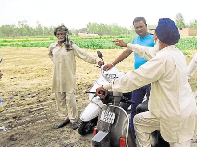 Farmers showing their agricultural land, which was purchased at throwaway rates, along the main road at Piplanwala village in Hoshiarpur. (HT Photo) Farmers showing their agricultural land, which was purchased at throwaway rates, along the main road at Piplanwala village in Hoshiarpur. (HT Photo)