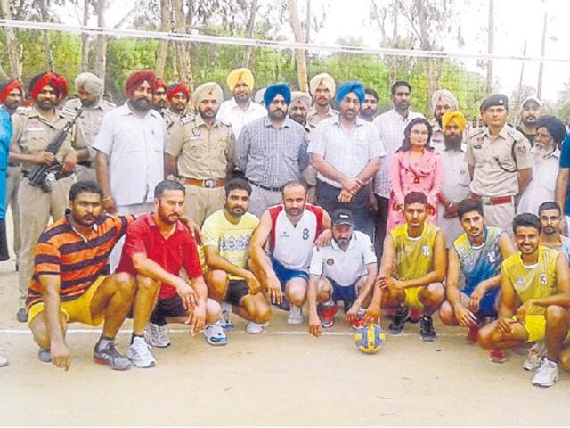 SSP Mukhwinder Singh with the teams before start of a volleyball match in Mansa.(HT Photo)