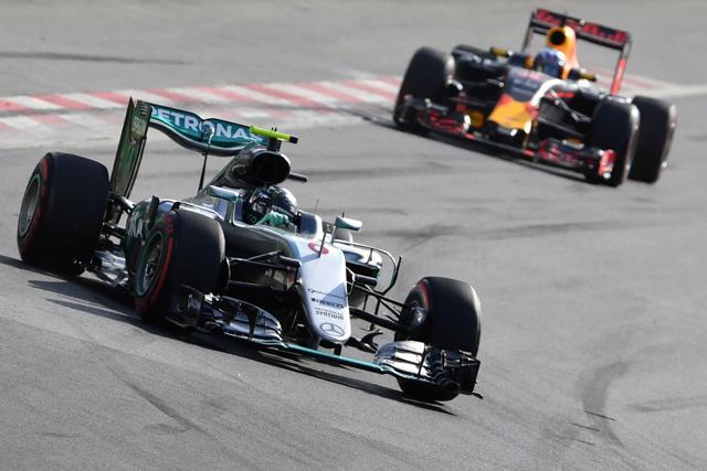 Mercedes AMG Petronas F1 Team's German driver Nico Rosberg (left) and Red Bull Racing's Australian driver Daniel Ricciardo steer their cars during the European Formula One Grand Prix at the Baku City Circuit . (AFP Photo) Mercedes AMG Petronas F1 Team's German driver Nico Rosberg (left) and Red Bull Racing's Australian driver Daniel Ricciardo steer their cars during the European Formula One Grand Prix at the Baku City Circuit . (AFP Photo)