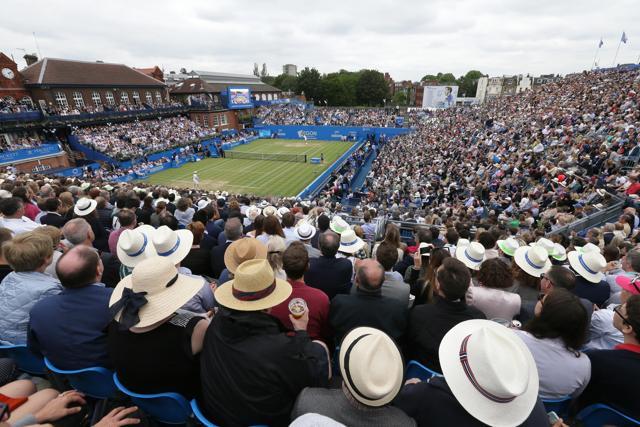 Britain's Andy Murray and Canada's Milos Raonic warm up ahead of the final tennis match at Queen's Tennis Championships London, England. (AP Photo) Britain's Andy Murray and Canada's Milos Raonic warm up ahead of the final tennis match at Queen's Tennis Championships London, England. (AP Photo)