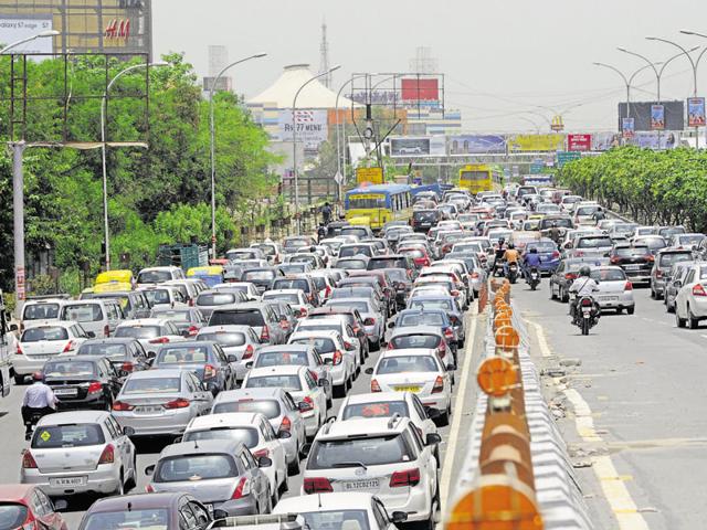 Traffic jams are a daily sight across Noida. Lack of adequate police personnel is hindering traffic management.(HT File)