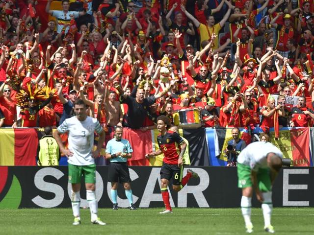 Belgium's midfielder Axel Witsel (C) celebrates after scoring his team's second goal during the Euro 2016 group E match against Republic of Ireland at the Matmut Atlantique stadium in Bordeaux on June 18, 2016. (AFP)