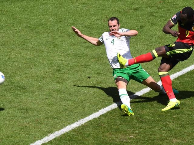 Romelu Lukaku (R) shoots to score past Ireland's defender John O'Shea. (AFP)
