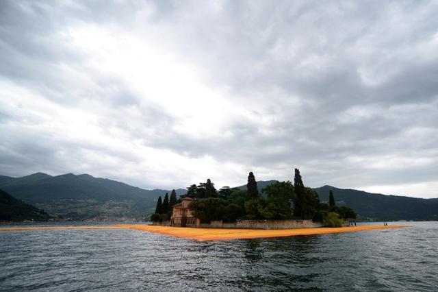 A picture shows Monte Isola island surrounded by the monumental installation "The Floating Piers" created by Artist Christo Vladimirov Javacheff and Jeanne-Claude, on June 16, 2016 during a press preview at the lake Iseo, northern Italy. (AFP) A picture shows Monte Isola island surrounded by the monumental installation "The Floating Piers" created by Artist Christo Vladimirov Javacheff and Jeanne-Claude, on June 16, 2016 during a press preview at the lake Iseo, northern Italy. (AFP)