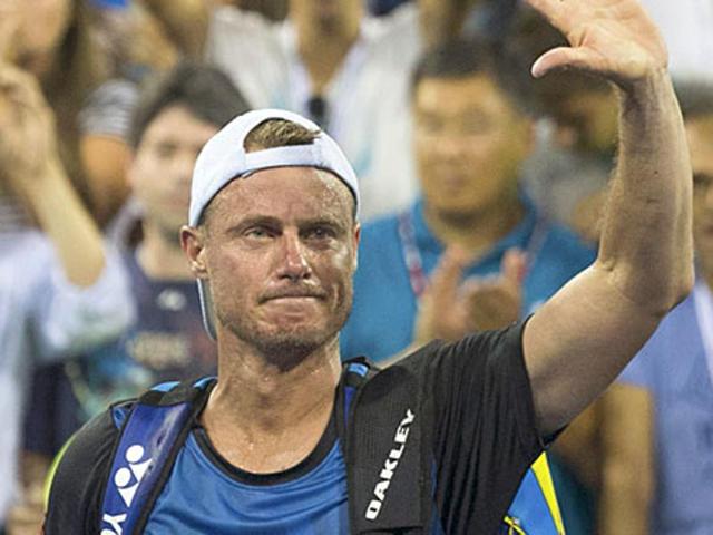 Lleyton Hewitt of Australia waves to fans as he walks off court following his loss to compatriot Bernard Tomic.(Reuters Photo)