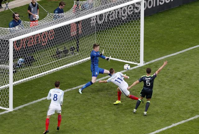England's Jamie Vardy, second from right, scores his side's first goal during the Euro 2016 Group B soccer match between England and Wales. (AP Photo)