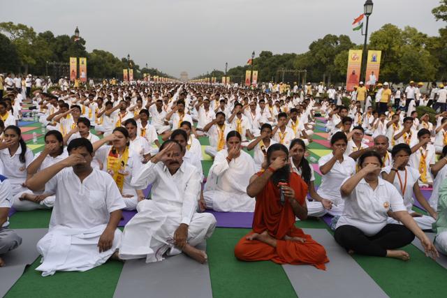 Venkaiah Naidu and Ramdev perform pranayam along with the other participants. (Sonu Mehta/HT Photo) Venkaiah Naidu and Ramdev perform pranayam along with the other participants. (Sonu Mehta/HT Photo)