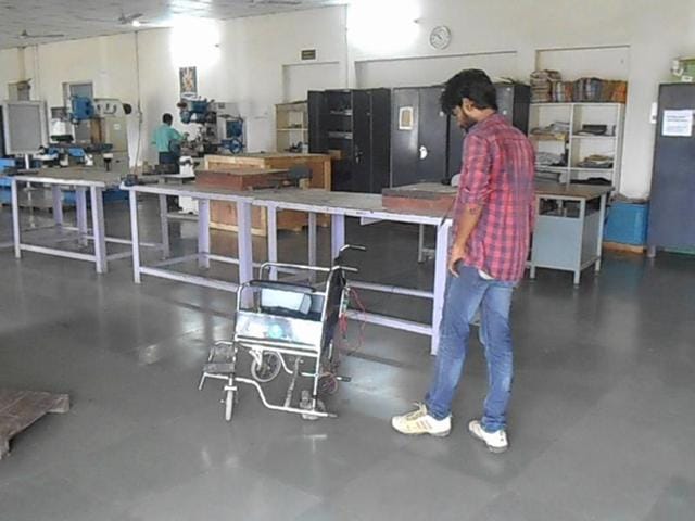 Ashutosh Prakash with the voice-controlled wheelchair, which is being compared with the one used by acclaimed physicist Stephen Hawking(HT Photo) Ashutosh Prakash with the voice-controlled wheelchair, which is being compared with the one used by acclaimed physicist Stephen Hawking(HT Photo)