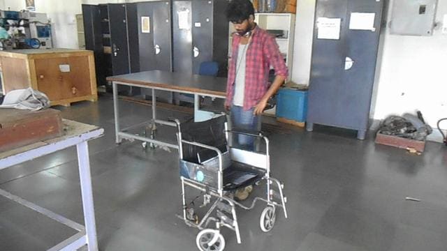 Ashutosh says that the wheelchair even stops when it encounters an obstacle or approaches a staircase ensuring the safety of the person using it. (HT Photo) Ashutosh says that the wheelchair even stops when it encounters an obstacle or approaches a staircase ensuring the safety of the person using it. (HT Photo)