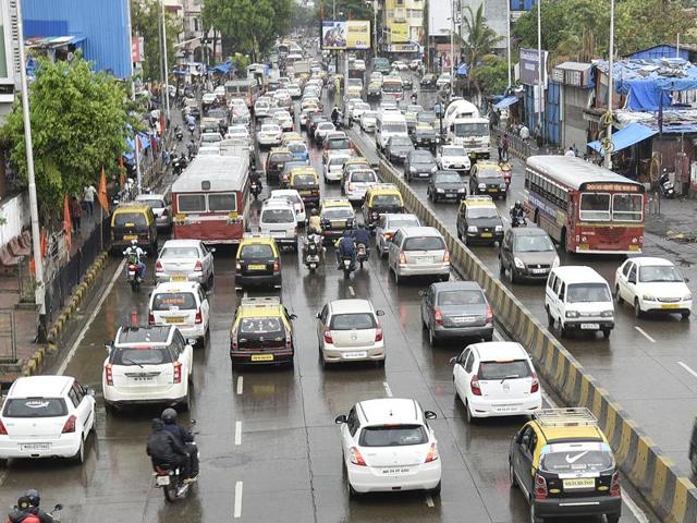 Slow-moving traffic at Mahim’s LJ Road. (VIJAYANAND GUPTA) Slow-moving traffic at Mahim’s LJ Road. (VIJAYANAND GUPTA)