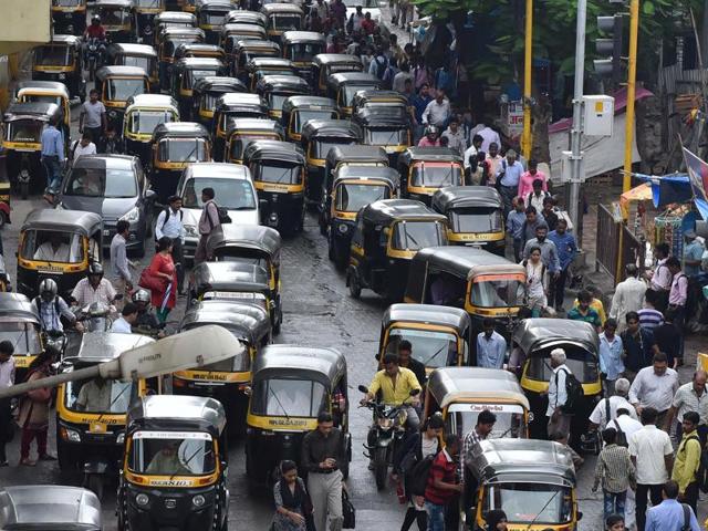 Autorickshaws line up outside Borivli station after WR services were affected. (pratham gokhale) 