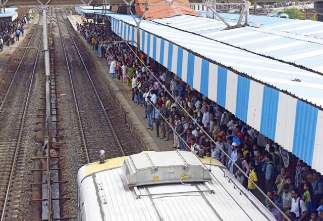 A crowded platform at Andheri railway station. (vidya subramanian) 