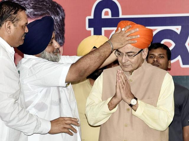 Deputy CM Sukhbir Singh Badal felicitating Union finance minister Arun Jaitley in Bathinda on Sunday. (HT Photo) Deputy CM Sukhbir Singh Badal felicitating Union finance minister Arun Jaitley in Bathinda on Sunday. (HT Photo)