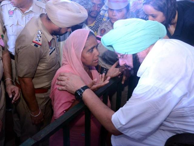 Punjab Congress chief Captain Amarinder Singh interacting with a woman during ‘Lokan Da Darbar’ as part of ‘Halke Vich Captain’ programme at Jalalabad in Fazilka on Sunday. (HT Photo) Punjab Congress chief Captain Amarinder Singh interacting with a woman during ‘Lokan Da Darbar’ as part of ‘Halke Vich Captain’ programme at Jalalabad in Fazilka on Sunday. (HT Photo)