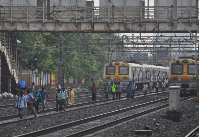 Trains were halted after a power supply problem to the overhead wire between Bandra and Churchgate stations. (bhushan koyande) Trains were halted after a power supply problem to the overhead wire between Bandra and Churchgate stations. (bhushan koyande)