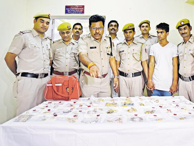 Delhi Police on Sunday arrested a 20-year-old domestic help for allegedly stealing diamond and gold jewellery worth R90 lakh and R20,000 cash from his employer’s house in Vasant Vihar when she was abroad. (Ravi Choudhary/HT) Delhi Police on Sunday arrested a 20-year-old domestic help for allegedly stealing diamond and gold jewellery worth R90 lakh and R20,000 cash from his employer’s house in Vasant Vihar when she was abroad. (Ravi Choudhary/HT)