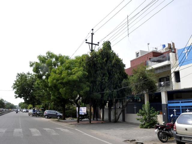 Tree branches covering wires are one of the prime reasons of frequent breakdowns, say industrialists. (Sunil Ghosh/HT Photo) Tree branches covering wires are one of the prime reasons of frequent breakdowns, say industrialists. (Sunil Ghosh/HT Photo)