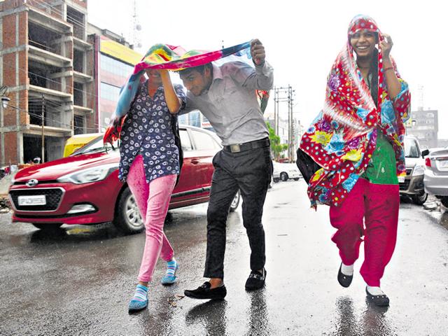 Residents of Ghaziabad were caught in thundershowers on Monday. (Sakib Ali/HT Photo) Residents of Ghaziabad were caught in thundershowers on Monday. (Sakib Ali/HT Photo)