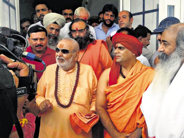 A five-member team of Hindu seers interacts with people in Kairana.(HT Photo) A five-member team of Hindu seers interacts with people in Kairana.(HT Photo)