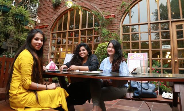 JMC Graduates (left to right) Guneet Kaur, Carolin Massey and Rupashi Puri at Diggin. (Amal KS/HT)