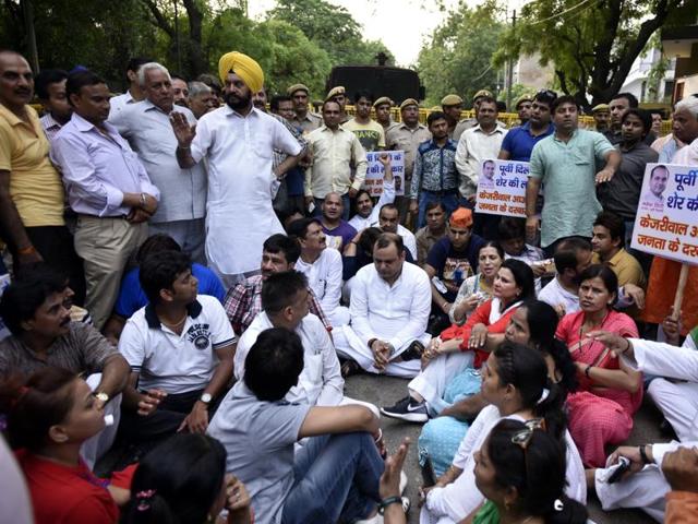 Delhi MP Mahesh Giri protests against Delhi CM Arvind Kejriwal. (Photo by Arun Sharma / Hindustan Times) (Hindustan Times) Delhi MP Mahesh Giri protests against Delhi CM Arvind Kejriwal. (Photo by Arun Sharma / Hindustan Times) (Hindustan Times)