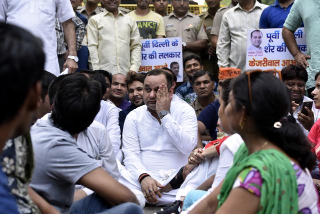 Bharatiya Janata Party MP Mahiesh Girri during a hunger strike outside Kejriwal’s residence in New Delhi.  (Arun Sharma / Hindustan Times)