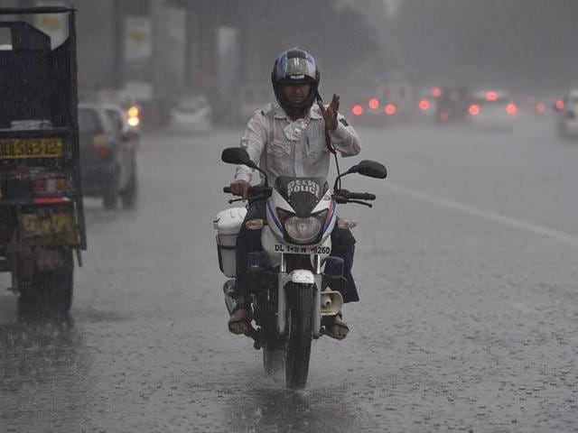 It was only a matter of time before traffic started inching to a halt, hampered by clogged streets and reduced visibility. (Ravi Choudhary/ HT Photo) It was only a matter of time before traffic started inching to a halt, hampered by clogged streets and reduced visibility. (Ravi Choudhary/ HT Photo)