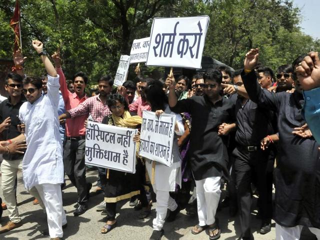 Children protest against the health minister after the death of a baby at Indore’s MY Hospital, in Bhopal.(Mujeeb Faruqui/HT file)