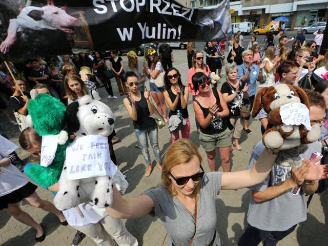 Animal rights activists gather in front of the Chinese embassy protesting against the Yulin Dog Meat Festival in China, in Warsaw, Poland, June 18, 2016. (AP Photo) Animal rights activists gather in front of the Chinese embassy protesting against the Yulin Dog Meat Festival in China, in Warsaw, Poland, June 18, 2016. (AP Photo)
