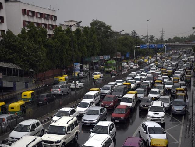 Traffic moves slowly on a rainy day as the Capital received its first pre-monsoon showers, bringing down the mercury by several degrees on Monday. (Sonu Mehta/Hindustan Times) Traffic moves slowly on a rainy day as the Capital received its first pre-monsoon showers, bringing down the mercury by several degrees on Monday. (Sonu Mehta/Hindustan Times)