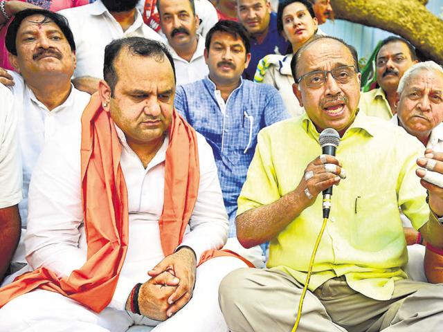 BJP Rajya Sabha MP Vijay Goel and the party’s East Delhi MP Mahiesh Girri protest outside Delhi Chief Minister Arvind Kejriwal's residence in New Delhi. Kejriwal has accused Girri of backing the hotelier accused of murdering NDMC official MM Khan. (Sonu Mehta/Hindustan Times) BJP Rajya Sabha MP Vijay Goel and the party’s East Delhi MP Mahiesh Girri protest outside Delhi Chief Minister Arvind Kejriwal's residence in New Delhi. Kejriwal has accused Girri of backing the hotelier accused of murdering NDMC official MM Khan. (Sonu Mehta/Hindustan Times)
