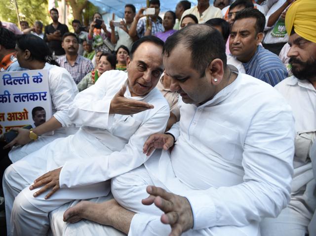 Senior parliamentarian Subramanian Swamy joins Bharatiya Janata Party MP Mahiesh Girri outside Delhi chief minister Arvind Kejriwal's residence in New Delhi.  (Sonu Mehta/ Hindustan Times)