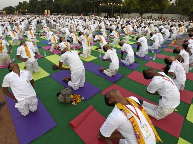 Participants practice a yoga posture during a rehearsal at Rajpath. (Sonu mehta/ht photo) Participants practice a yoga posture during a rehearsal at Rajpath. (Sonu mehta/ht photo)