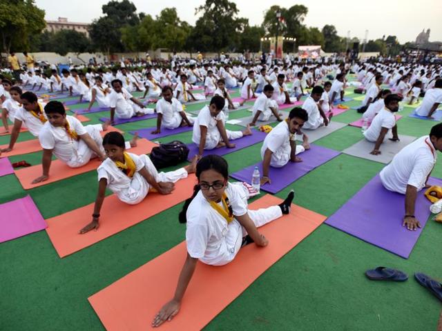 Participants perform a yoga aasana at Rajpath. (sonu mehta/ht photo) Participants perform a yoga aasana at Rajpath. (sonu mehta/ht photo)