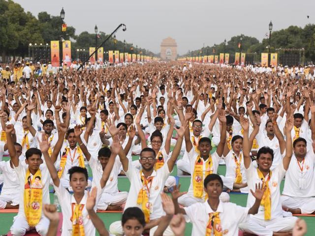 Thousands of volunteers are participating in the rehearsals in the build-up to the International Yoga Day event at Rajpath. (sonu mehta/ht photo) Thousands of volunteers are participating in the rehearsals in the build-up to the International Yoga Day event at Rajpath. (sonu mehta/ht photo)