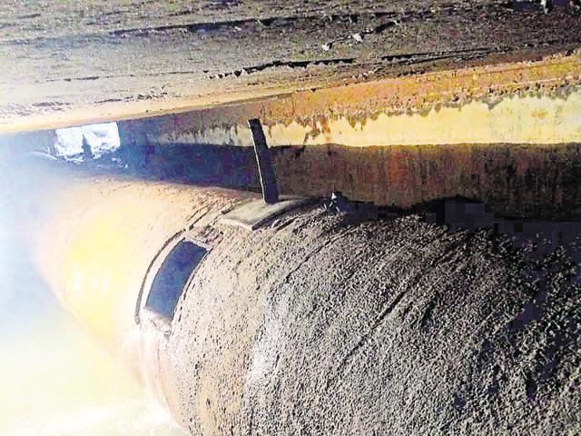 Huda officials said they are repairing the fault but the supply is likely to remain erratic on Monday as well.(Rajeev Datt Pandey/HT Photo) Huda officials said they are repairing the fault but the supply is likely to remain erratic on Monday as well.(Rajeev Datt Pandey/HT Photo)