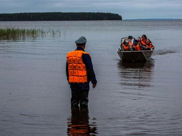 Emergency officers carry children in a boat on Lake Syamozero in Russia's autonomic republic of Korelia. At least 14 children on a summer camp in northeast Russia drowned when their boats capsized in a storm on the lake. (AFP Photo) Emergency officers carry children in a boat on Lake Syamozero in Russia's autonomic republic of Korelia. At least 14 children on a summer camp in northeast Russia drowned when their boats capsized in a storm on the lake. (AFP Photo)