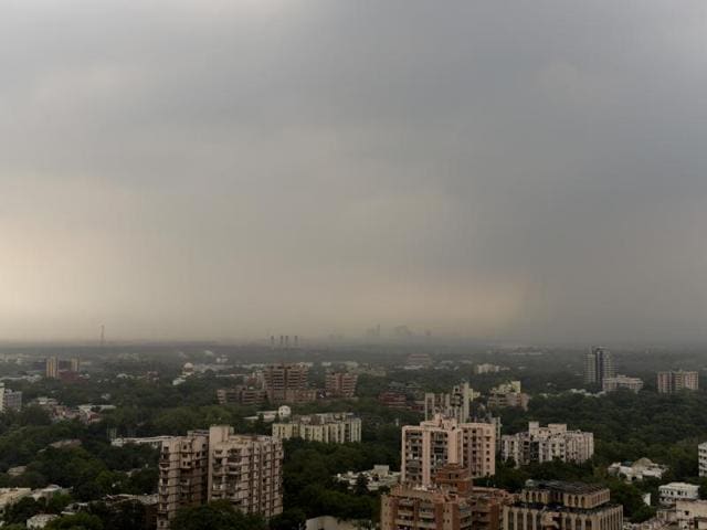 Clouds began to descend on the capital city early in the afternoon, turning the sky a dull gray. (Saumya Khandelwal/HT Photo) Clouds began to descend on the capital city early in the afternoon, turning the sky a dull gray. (Saumya Khandelwal/HT Photo)