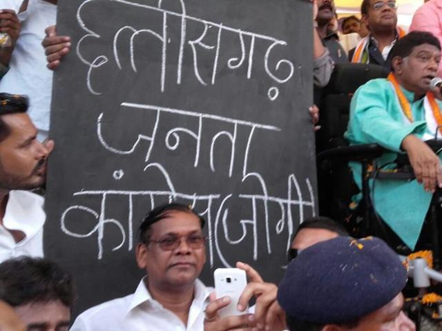 Former Chhattisgarh chief minister Ajit Jogi addressing a public rally at Thathapur in Kawardha district after naming his newly floated political outfit on Tuesday.(HT Photo)